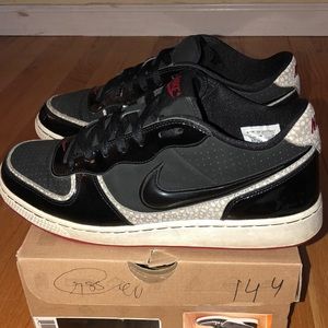 Nike Low Dunks- Black/Grey Cement- Size 9.5